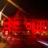 Gedenken an die Pandemie-Opfer: Die Stadt Schweinfurt setzte mit einer Lichtaktion ein Zeichen. Die Außenfassade des Rathauses wurde rot illuminiert. Durch Verwendung eines Sterne-Filters beim Fotografieren entstanden Strahleneffekte.