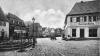 Im Mai 1899 hatte der jüdische Händler Hermann Kohn das Wohn- und Geschäftshaus an der Ecke Marktstraße/Rügshöfer Straße in Gerolzhofen (rechts im Bild) gekauft. Zu seinem Sortiment gehörten auch Nähmaschinen.