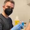 Jonathan Schneider beim Impfen in seiner Apotheke.