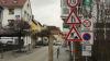 Die Stadt Gerolzhofen hat die Breslauer Straße für Fahrzeuge über 7,5 Tonnen gesperrt. Man will so verhindern, dass es möglicherweise zu Abrutschungen des Gehwegs und der Fahrbahn in die riesige Baugrube der Hotel-Tiefgarage kommt.