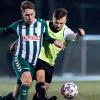 Nico Kummer (links, TSV Großbardorf) im Zweikampf mit Lucas Schneider (rechts) von der U19 des FC Schweinfurt 05.