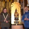 Isabel Oestreicher mit den großen Kerzen, Reinhold Grimm mit dem kleinen Kerzenpaar vor der Statue des Hl. Blasius in der Kirche St. Jakobus der Ältere in Hafenlohr.