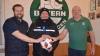 Für den FC Bayern Fladungen gemeinsam am Ball: Spartenleiter Matthias Panten (von links), der neue Trainer Jochen Haberle und Vorsitzender Peter Stumpf.