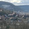 Gemünden auf einem Archivbild von 2018 in der milden Wintersonne, von der Kriegsgräberstätte am Einmalberg aus gesehen.