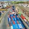 Verschiedene Investment-Fonds bieten den Handel mit Übersee-Containern an (im Bild ein Container-Lager am Schweinfurter Bahnhof). Diese Investments sind allerdings riskant und können zu einem Totalverlust der Anlage führen.
