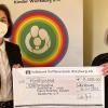 Katja Schade überreichte stellvertretend für die Geschäftsstellen der VR Bank Würzburg den Spendenscheck an Monika Demmich (stellvertretendeVorsitzende der Elterninitiative).