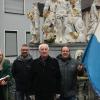 Vor der Statue des Hl. Sebastian an der Dreifaltigkeitssäule in Lengfurt (von links): der Hauptmann der Sebastiani-Wehr Lengfurt, Thomas Hahmann, die erste Frau in der Runde Belisia Seitz, Jochen Hummel, Oberleutnant Thomas Baumann und Fähnrich Rüdiger Schreck mit der neuen Fahne.