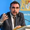 Klaus Holetschek, Gesundheitsminister in Bayern, will die Corona-Regeln für Hotspot-Regionen anpassen.