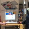 Carolin Vidmar (links)  und Simone Stratil (rechts), verantwortlich für die IT der Stadtbücherei, präsentieren den neuen Online-Katalog.