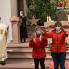 Familie Kraft zeigt den Gottesdiensbesucherinnen und -besuchern die Gesten zum Lied "Jesus Christ, you are my life". Pfarrer Alexander Eckert und Schwester Ulrike Stein machten mit. 