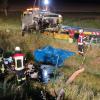 Bei einem Unfall bei Donnersdorf landete ein Auto nach mehreren Überschlägen in einem Wassergraben. Öl trat aus. Bei einem Unfall bei Donnersdorf landete ein Auto nach mehreren Überschlägen in einem Wassergraben. Öl trat aus.