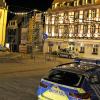 Prävention ist alles: Schon vor 18 Uhr überwachten am Donnerstagabend zwei Streifenwagen das Geschehen auf dem Volkacher Marktplatz, der menschenleer blieb.