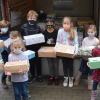 Schüler der Grundschule vor dem Verladen der letzten Päckchen.