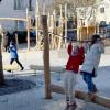 Kinder am Spielgerät mit Rollbalken im Pausenhof der Zeller Grundschule Kinder am Spielgerät mit Rollbalken im Pausenhof der Zeller Grundschule