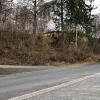 Im Bereich der Böschung plant die Gemeinde linker Hand die Zufahrtstraße zum neuen Parkplatz am zukünftigen Bürgerhaus in Billingshausen.