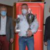 Harald Gans (links) und Reiner Seifert (rechts) übergaben den Wanderpokal für die meisten neu gewonnenen Mitglieder  an den Betriebsratsvorsitzenden Rainer Haag (Mitte) stellvertretend für das IG Metall-Team der Firma Weinig.