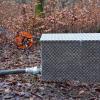 Diese Messstelle im Wald bei Laudenbach soll weitere Ergebnisse zum Grundwasserstand liefern. In der silbernen Box befinden sich Mengenzähler und Messinstrumente. Diese Messstelle im Wald bei Laudenbach soll weitere Ergebnisse zum Grundwasserstand liefern. In der silbernen Box befinden sich Mengenzähler und Messinstrumente.