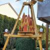 Eine über drei Meter große Weihnachtspyramide steht von November bis April in einem Garten in der Straße am Hemmerich in Erlenbach. Eine über drei Meter große Weihnachtspyramide steht von November bis April in einem Garten in der Straße am Hemmerich in Erlenbach.