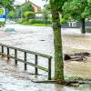 Die Sander Straße im Knetzgauer Ortsteil Zell ist überflutet, ein Auto ist fast komplett unter Wasser: Der Haßbergkreis war vom Starkregen im Juli besonders betroffen. 