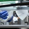 Arbeiter stellen lila FFP2-Masken in der Airnatech Antiviral-Fabrik her. Mit ihren Ersparnissen als Startkapital gründeten ein paar Freunde die Firma. In weniger als einem Jahr produzieren sie bis zu 120.000 Atemschutzmasken am Tag und planen, die Produktion zu verdreifachen. Airnatech soll anderthalb Millionen FPP2-Masken in europäische Länder exportiert haben. +++ dpa-Bildfunk +++