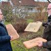 Erwin Scheiner (rechts) präsentiert die im Projekt FESU gestalteten Holztafeln Peter Schmitt (links) von der Sparkasse Mainfranken und überreicht ihm eine Eichentafel.