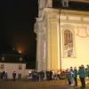 Adventsmusik im Rahmen der Adventstour des Pastoralen Raumes St. Benedikt: Der Wiesentheider Musikverein spielt Adventsweisen und Weihnachtlieder vor der Wiesentheider St. Mauritiuskirche und sorgt damit für ein besonderes, weil in den letzten zwei Jahren sehr seltenes Erlebnis, Live-Musik zusammen genießen.