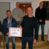 Spenden für die Flutopfer des Ahrtals an „Fluthilfe Dernau - Mainfranken hilft“. Vorne (v.l.): Bürgermeister Bernd Schraud, Frank Sendner und Architekt Benedikt Gerber. Hinten (v.l.): Gerold Fischer aus Schraudenbach, Francesco Sendner und Neil Sendner.