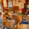 Kindermusical unter Coronabedingungen: Der Liedermacher Eric Zschiesche führt an der Grundschule Thüngen seinen musikalischen Umweltkrimi "Die falschen Müllmänner" auf.