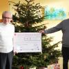 Der langjährige Förderer und Brückenbauer Erich Beck (links) übergibt den Spendenscheck über 1000 Euro an den Vorstand der Blindeninstitutsstiftung Johannes Spielmann.