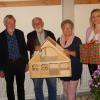 50 Jahre jung: Diakon Richard Pollak (Mitte) schenkt dem Kinderparadies St. Lioba im Pilziggrund ein Puppenhaus zum Jubiläum. Alois Höfling (links) und Ingrid Pollak (Dritte von rechts) berichteten vom ersten Arbeitstag am 6. September 1971. Olga Hilgenberg (rechts) leitet den Kindergarten seit 2020. Ihr zur Seite steht Carina Kohlmann als Stellvertreterin. Vorsitzender des Kindergartenvereins ist seit Januar 2020 Werner May (Zweiter von rechts). 50 Jahre jung: Diakon Richard Pollak (Mitte) schenkt dem Kinderparadies St. Lioba im Pilziggrund ein Puppenhaus zum Jubiläum. Alois Höfling (links) und Ingrid Pollak (Dritte von rechts) berichteten vom ersten Arbeitstag am 6. September 1971. Olga Hilgenberg (rechts) leitet den Kindergarten seit 2020. Ihr zur Seite steht Carina Kohlmann als Stellvertreterin. Vorsitzender des Kindergartenvereins ist seit Januar 2020 Werner May (Zweiter von rechts).