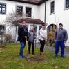 Ein sichtbares Zeichen für den Beginn des Umweltprojektes: Michael Zink, Isolde Knorr, Bianca Hahn und Daniel Einloft pflanzten einen Apfelbaum in den Garten von St. Elisabeth. Fotos: Zink