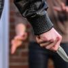 Weil er mit zwei Messern bewaffnet auf seinen Nachbarn losgehen wollte, stand am Mittwoch ein 60-Jähriger in Haßfurt vor Gericht (Symbolbild). Er kam mit einer Bewährungsstrafe davon.