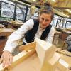 Eine Exotin im Zimmereiberuf: Die Auszubildende zur Zimmerin, Friederike von Sichart, arbeitet am Dienstag in einer Werkstatt der Berufsschule in Reutlingen. Zwischen ein und zwei Prozent beträgt der Anteil der weiblichen Schüler in den Berufsschulklassen der Zimmerer-Ausbildung in Baden-Württemberg pro Jahr..