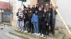 Die Kirchweih Jungen und Mädchen aus Lindach. Die Kirchweihbäume sind in diesem Jahr nicht echt und auf bunten Stangen montiert. Die Gemeinde konnte keinen echten Kiefern zur Verfügung stellen.