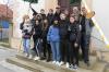 Die Kirchweih Jungen und Mädchen aus Lindach. Die Kirchweihbäume sind in diesem Jahr nicht echt und auf bunten Stangen montiert. Die Gemeinde konnte keinen echten Kiefern zur Verfügung stellen.