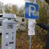 Klaus Pfeuffer stört sich auch an der Beschilderung des Wohnmobil-Stellplatzes. Eigentlich ist hier ja nur ein Parkplatz. Das zusätzliche Logo auf dem wenig ansprechenden Schild hat ein Bürger "illegal" dazu geklebt.
