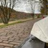 Eine FFP2-Maske liegt auf einer Bank an der Main-Promenade in Marktheidenfeld. Seit Kurzem sind diese Masken wieder Pflicht, eine medizinische Maske reicht nicht. (Symbolbild)