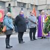 Gemeinsam gedachte man am Volkstrauertag in Kleinrinderfeld den gefallenen Soldaten und den Opfern von Gewalt, im Vordergrund von links: 3. Bürgermeisterin Viola Scheder, Bürgermeister Harald Engbrecht, 2. Bürgermeister Frank Heß und Pfarrer Jerzy-Andrzej Jelonek.