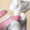 Für einen Corona-Antikörpertest muss Blut abgenommen werden. Die Aussagekraft solcher Test ist umstritten.