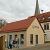 Beim Tag der Offenen Tür besichtigen gut 200 Interessenten den sanierten Altbau des Hausener Rathauses und den neuen Anbau mit dem ebenerdigen Sitzungssaal sowie dem Archiv im Keller.