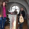 Das Bild zeigt Sylvia Bauer (links) und Amandine Affagard (rechts) an der Orgel.