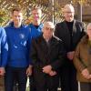 Bei der Spendenübergabe in Rieden (von links) die DJK-Vorstände Matthias Schemmel, Sven Hippeli und Klaus Keller, Augustinerpater Edmund Popp und Pfarrer Helmut Rügamer, Gabi Strobel von der Kirchenverwaltung und der CSU-Ortsverbandsvorsitzende Oliver Rumpel.