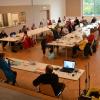 Die Dekanatsversammlung des Katholischen Senioren-Forums tagte in der Festhalle Heustreu. Solch große Abstände zwischen den Teilnehmern sind in kleineren Seniorenkreisen oftmals ein Problem.