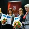 Das Bild zeigt die Verleihung des Zonta-Wissenschaftspreises an (von links):  Caroline Morbach, Neva Caliskan und Agnieszka Nowak-Król durch Zonta-Präsidentin Christine Martin.