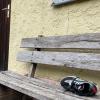 Im Jugendraum von Mellrichstadt fand am Wochenende eine Feier statt, bei der ungewollt rund 300 Besucherinnen und Besucher erschienen sind. Beim Versuch, die ungebetenen Gäste zum Gehen zu bewegen, kam es zu Handgreiflichkeiten.