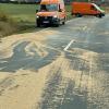 Die Straße zwischen Unterspiesheim und Schwebheim musste für die Reinigungsarbeiten für Stunden gesperrt werden.