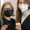 Die Schülerinnen Tamira Engert und Lilli Kunkel mit veganen Muffins. Die Schülerinnen Tamira Engert und Lilli Kunkel mit veganen Muffins.