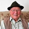 Mit verschmitztem Lächeln und Hut ist Hermann Stock in Hirschfeld gut bekannt - am heutigen Freitag feiert er seinen 90. Geburtstag.
