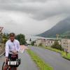 Gute Laune trotz nasser Straßen. Benedikt Lange (links) und Jürgen Simon kurz vor dem Zuger See, im Hintergrund sind die tiefhängenden Regenwolken zu sehen. Gute Laune trotz nasser Straßen. Benedikt Lange (links) und Jürgen Simon kurz vor dem Zuger See, im Hintergrund sind die tiefhängenden Regenwolken zu sehen.