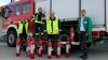Patrick Mattle (rechts), Brandschutzbeauftragter der Firma Kräuter Mix, übergibt die Feuerlöscher an die Abtswinder Feuerwehrleute Wolfgang Kaiser (von links), Ann-Kathrin Kaiser und Sascha Nuß.